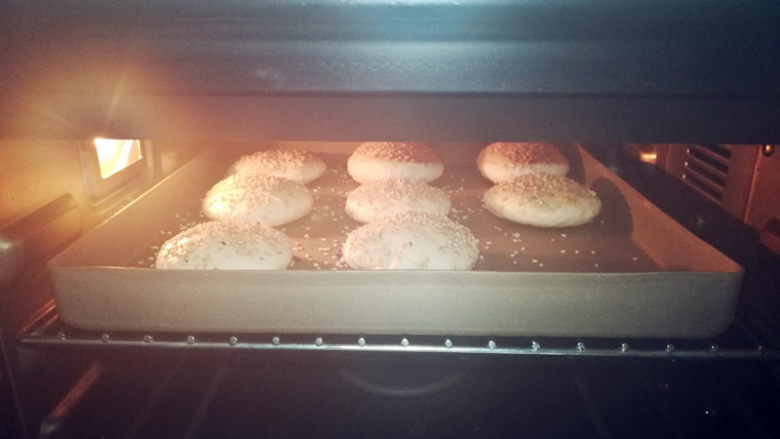 蓝莓酥饼,烤箱预热170℃，烤20分钟。酥饼会慢慢鼓起，又慢慢回落，这样就熟了。