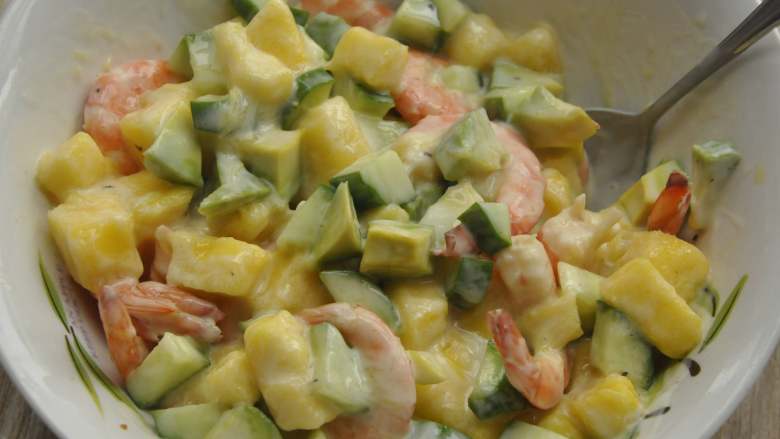 低脂大虾咔嚓沙拉,用勺子轻轻拌匀。
