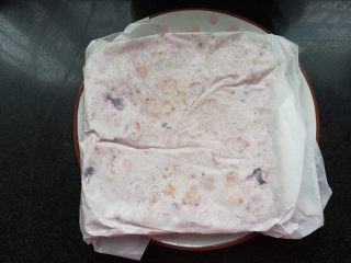 蓝莓味雪花酥,整成正方形，可以用擀面杖擀一下。放入冰箱冷藏半小时。