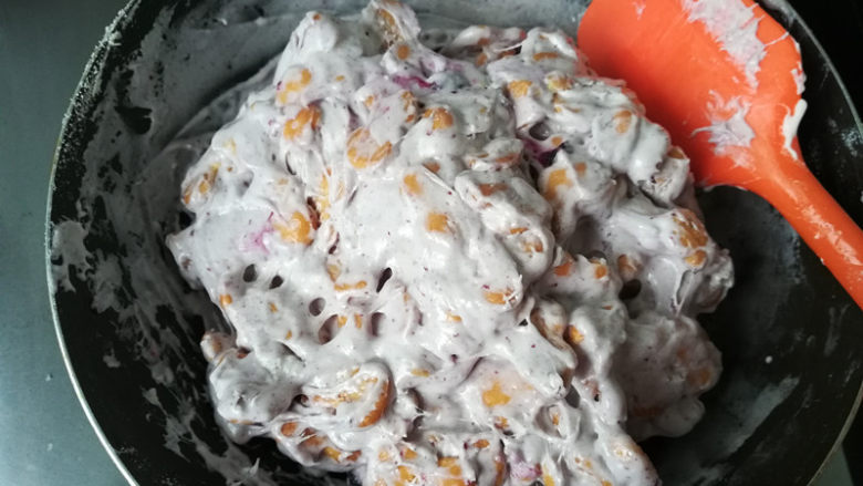 蓝莓味雪花酥,关火，利用余温将饼干和棉花糖翻拌均匀。