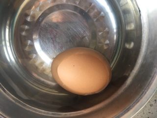 萌趣早餐 小绵羊杂粮面包片,鸡蛋煮熟放凉水中浸泡