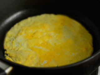 爆竹培根卷,倒入油锅中，煎成蛋饼
