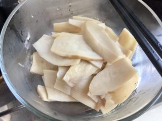 我爱蒜蓉系列➕蒜香鲍汁杏鲍菇,烫半分钟左右，捞出备用