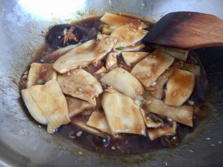 我爱蒜蓉系列➕蒜香鲍汁杏鲍菇,小火炖煮五分钟左右，让杏鲍菇充分吸收调味。