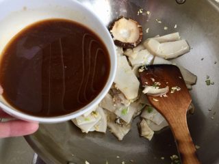 我爱蒜蓉系列➕蒜香鲍汁杏鲍菇,加入事先做好的调味汁