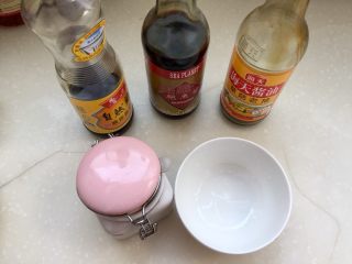 我爱蒜蓉系列➕蒜香鲍汁杏鲍菇,我们来制作调味：这里用到生抽，鲍鱼酱，老抽，食盐和鲍鱼鸡粉