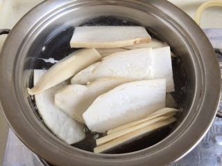 我爱蒜蓉系列➕蒜香鲍汁杏鲍菇,坐锅烧水，水开放入杏鲍菇