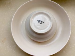 我爱蒜蓉系列➕蒜香鲍汁杏鲍菇,取一个盘子先盖在小圆碗上，然后翻转过来，如图。