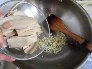 我爱蒜蓉系列➕蒜香鲍汁杏鲍菇,放凉的杏鲍菇挤去水分，放入锅中，煸炒均匀