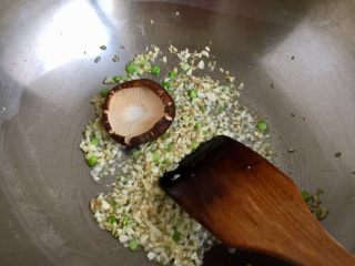 我爱蒜蓉系列➕蒜香鲍汁杏鲍菇,香菇面朝下放入锅中，先煎一下