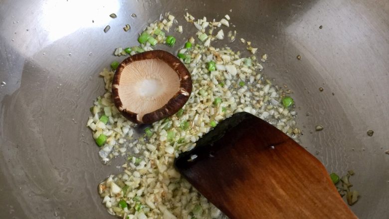 我爱蒜蓉系列➕蒜香鲍汁杏鲍菇,香菇面朝下放入锅中，先煎一下