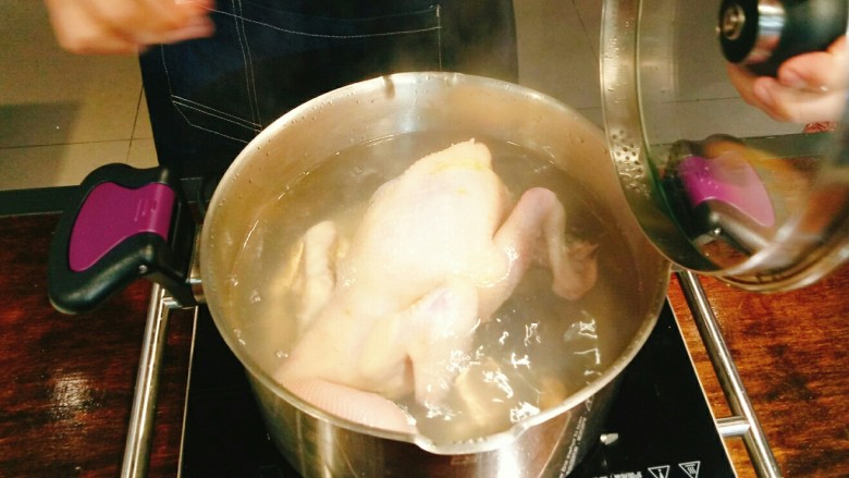  白斩鸡,放入整鸡，烧开，盖上锅盖焖30分钟