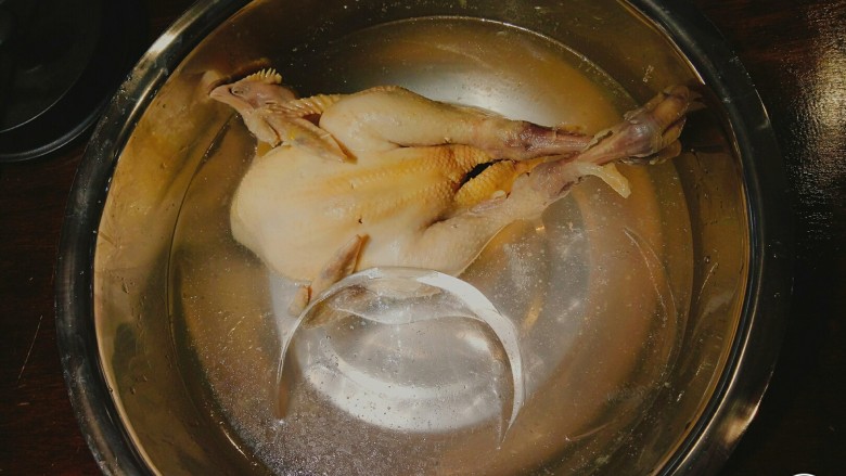  白斩鸡,捞出放入冰水，将整只鸡淹没，完全冷却后捞出