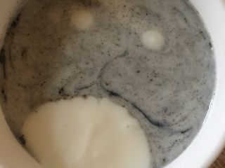 龙猫酸奶,贴壁倒入剩余酸奶
要慢
让它自然弧形扩散
成为龙猫肚子
剩下一点酸奶
用勺子滴入
做眼睛