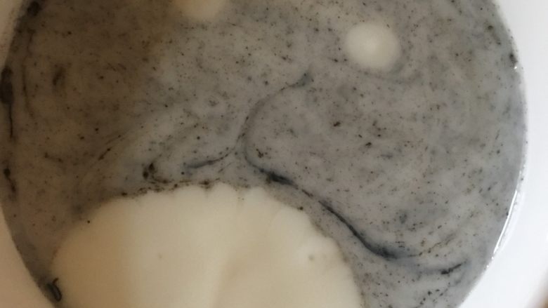 龙猫酸奶,贴壁倒入剩余酸奶
要慢
让它自然弧形扩散
成为龙猫肚子
剩下一点酸奶
用勺子滴入
做眼睛