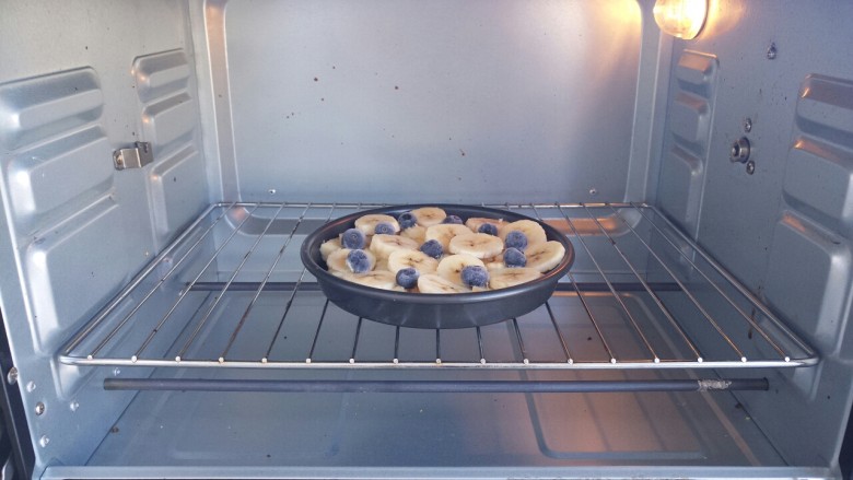 香蕉蓝莓烤土司,预热烤箱，180度上下火，烤15分钟左右