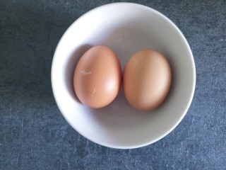 鸡蛋金枪鱼通心粉沙拉,准备两个鸡蛋