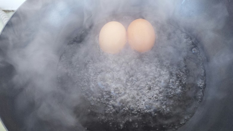 鸡蛋金枪鱼通心粉沙拉,大概5分钟鸡蛋就煮好了