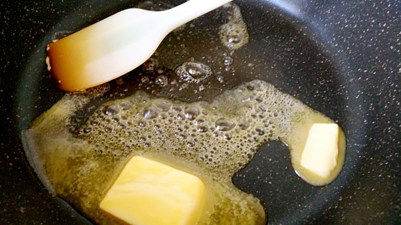 原味雪花酥（小奇福版）,准备好，不粘平底锅放入黄油，小火加热融化