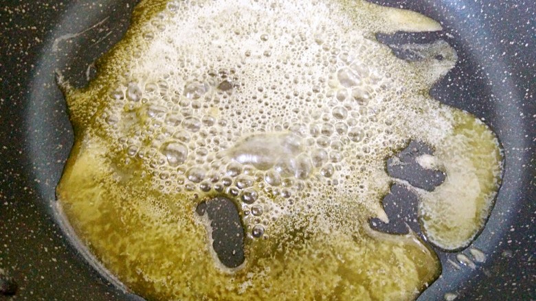 原味雪花酥（小奇福版）,小火加热，等到黄油完全融化成稀状