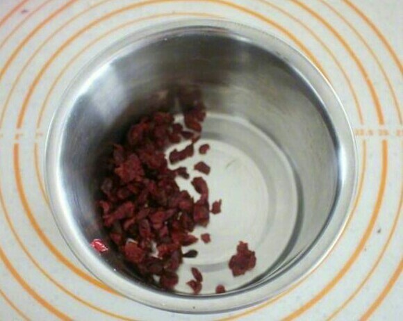 炒酸奶,将切碎的蔓越莓倒入干净的碗中
