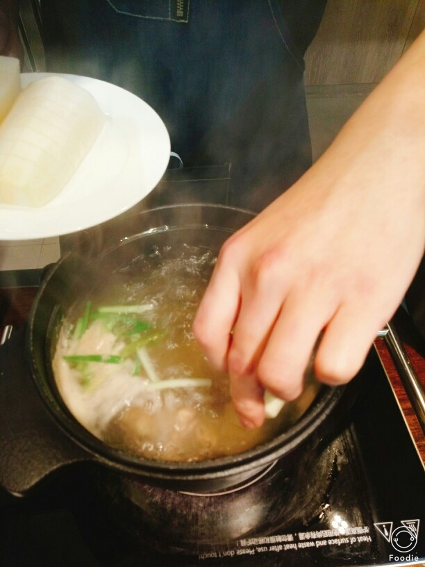  蒜蓉开背虾+萝卜筒骨煲,烧开后放入萝卜，盖上锅盖，上汽后转小火25分钟