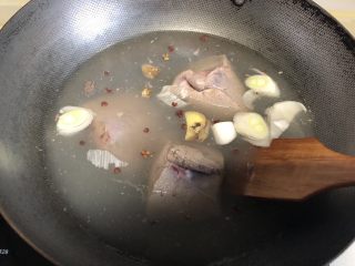 卤猪肝,锅里水烧开，放入花椒，葱姜，煮开以后倒入料酒。！