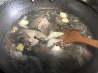 卤猪肝,猪肝里的血沫都煮出来，水沸以后一分钟关火，太久猪肝就老了。