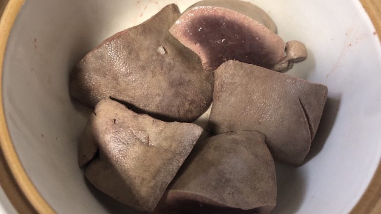 卤猪肝,猪肝用清水冲洗干净，放在砂锅里。