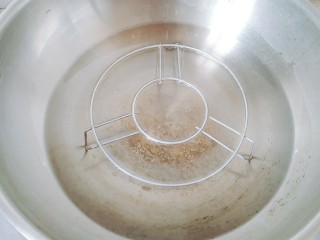 肉沫土豆泥,锅里加水，放上蒸架。