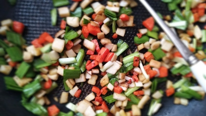 做春卷~什锦流心春卷,翻炒到变色，最后熟了以后放入切好的韭菜。