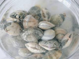 花蛤蒸蛋,花蛤放清水中，放少许盐和香油，浸泡2小时以上，吐净泥沙。