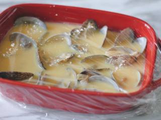 花蛤蒸蛋,盖保鲜膜，表面用叉子或者牙签扎几个小洞。