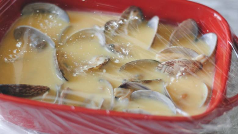 花蛤蒸蛋,盖保鲜膜，表面用叉子或者牙签扎几个小洞。