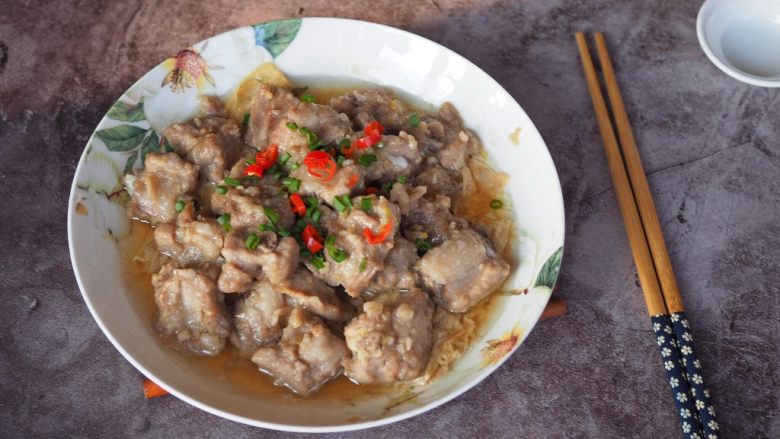 粤式蒸排骨,排骨鲜嫩入味，汤汁都可以捞饭。