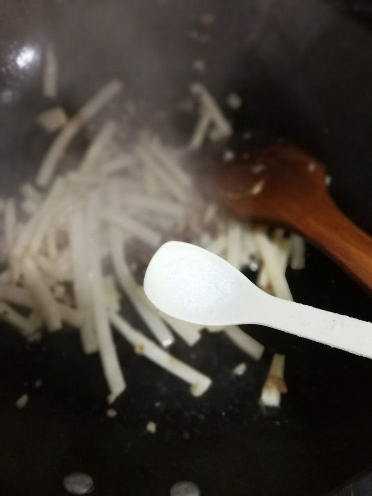 筒蒿菜炒笋丝,先调入少许盐，让笋丝入味