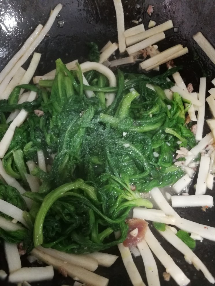 筒蒿菜炒笋丝,最后调入少许盐，炒均让青菜也入味，，关火