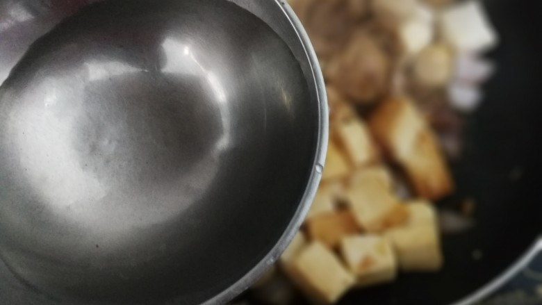 丸子烧豆腐,加入大半碗清水