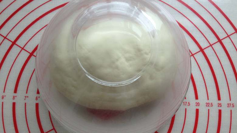 韭菜鸡蛋饼,待面粉不烫手时再和成光滑的面团，盖上盖或保鲜膜醒20分钟左右
