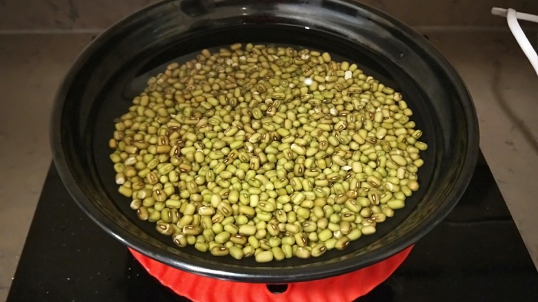 绿色食品\在家就能涨豆芽\香辣凉拌绿豆芽,倒在盆中放泡一夜。