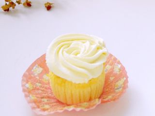 奶香纸杯小蛋糕,可以单独吃，也可以配上打发好的淡奶油一起吃