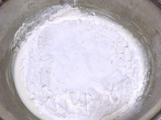 奶香纸杯小蛋糕,过筛低筋面粉，搅拌均匀无面粉颗粒