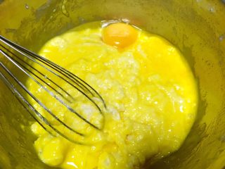 奶香纸杯小蛋糕,分离鸡蛋，蛋白打至干净容器，蛋黄加入到面糊中搅拌均匀