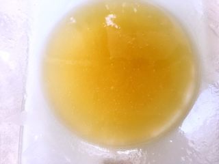 五仁月饼,加入花生油，用蛋抽一直搅拌至乳化状态