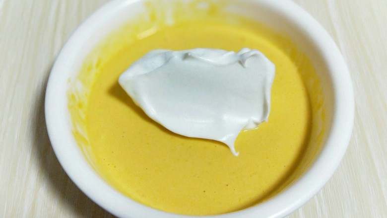 春节家宴饭后甜点#橙汁戚风蛋糕#,取三分之一的蛋白霜加入蛋黄糊中，翻拌直至看不到蛋白霜。