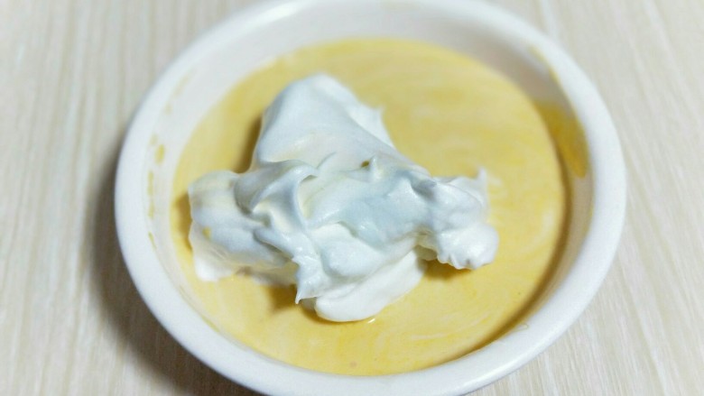 春节家宴饭后甜点#橙汁戚风蛋糕#,再取三分之一的蛋白霜加入蛋黄糊中，继续上面的手法，翻拌直至看不到蛋白霜。