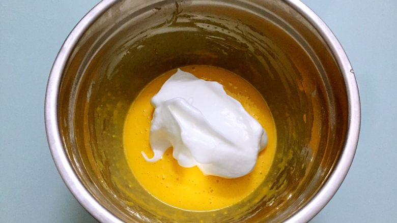 蛋糕盒子,将蛋白霜三分之一倒进蛋黄糊中拌匀