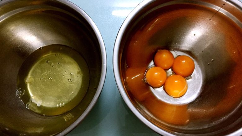 蛋糕盒子,把蛋黄和蛋清分离分别放在两个无水无油的盆中