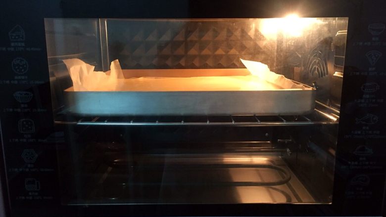 蛋糕盒子,放进预热好的烤箱，上下火180度，中层30分钟。