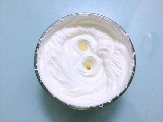 蛋糕盒子,淡奶油加入白糖打发至裱花状态